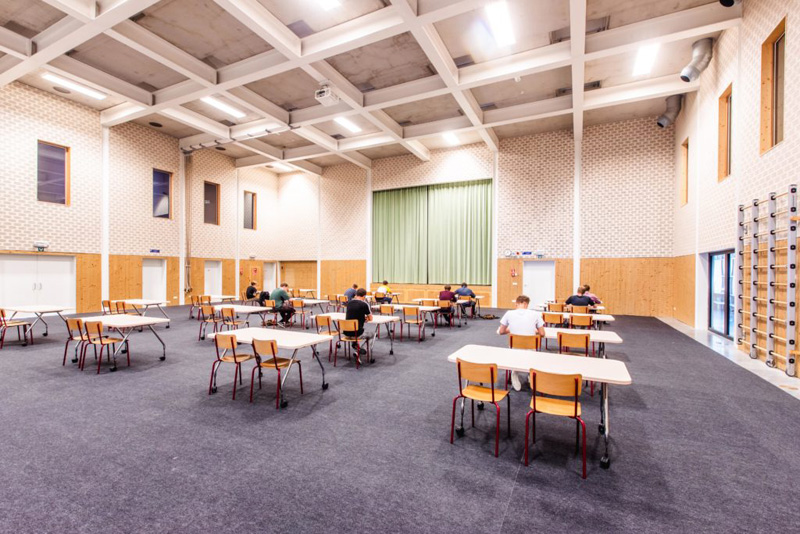 Easyprotec modular tile to protect gymnasium floor at events or main exams Easyprotec modular tile to protect gymnasium floor at events or main exams