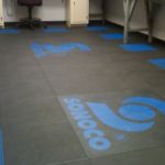 Suelo de oficina Modulfix con logotipo