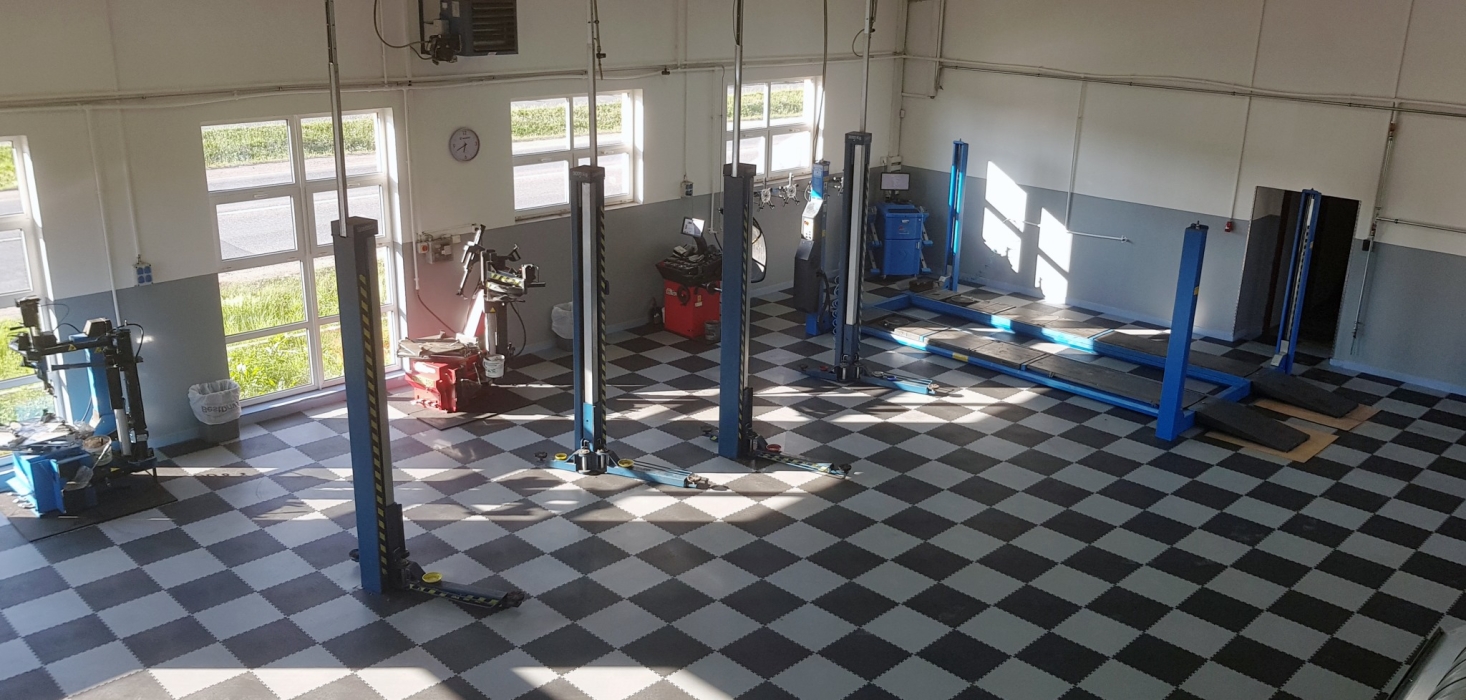 taller coches suelo PVC car workshop PVC vinyl flooring