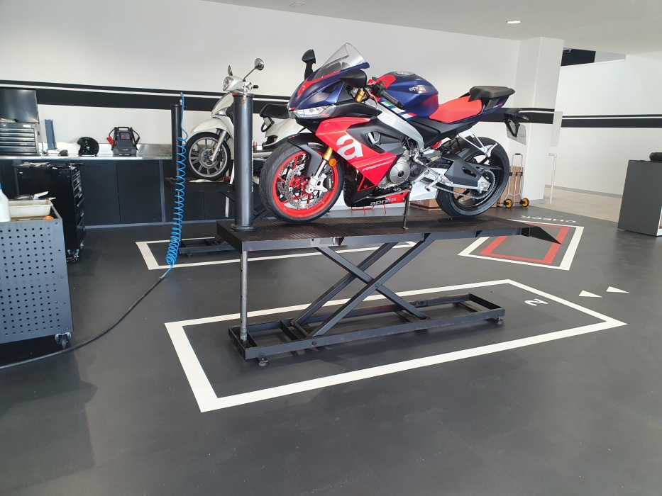 suelo modular taller motos PVC coating motorcycle workshop