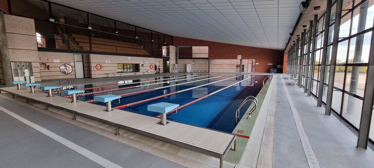 piscina interior con suelo antideslizante