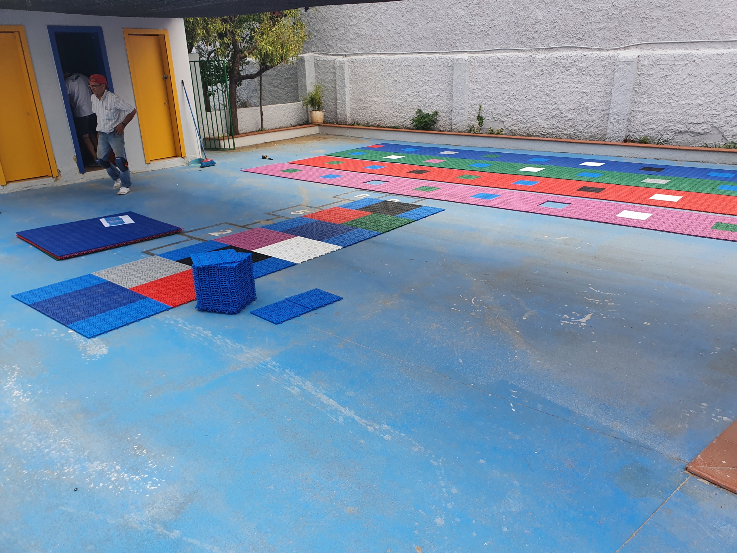 instalación de revestimiento para patio de colegio