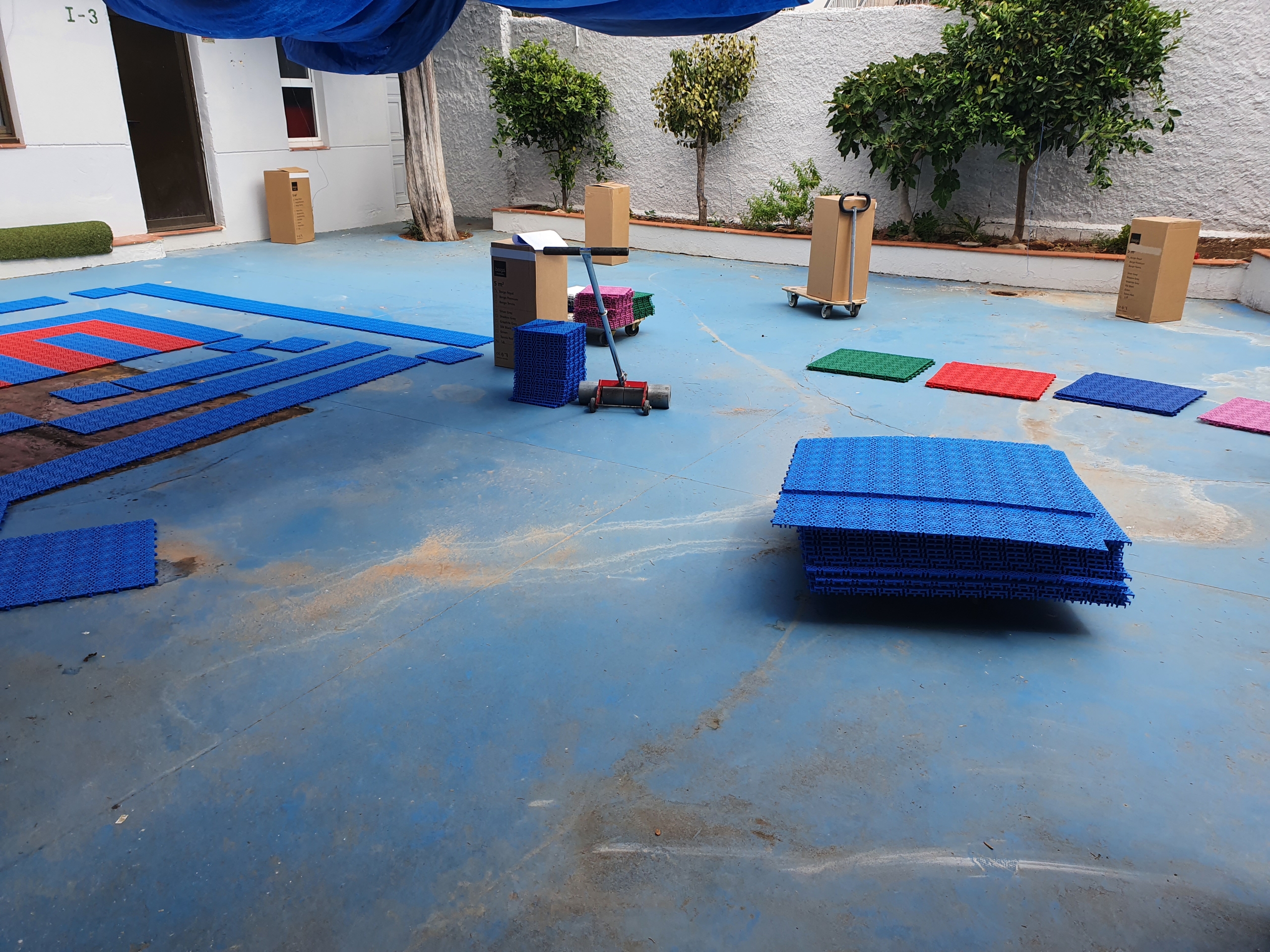 instalación de suelo modular en colegio