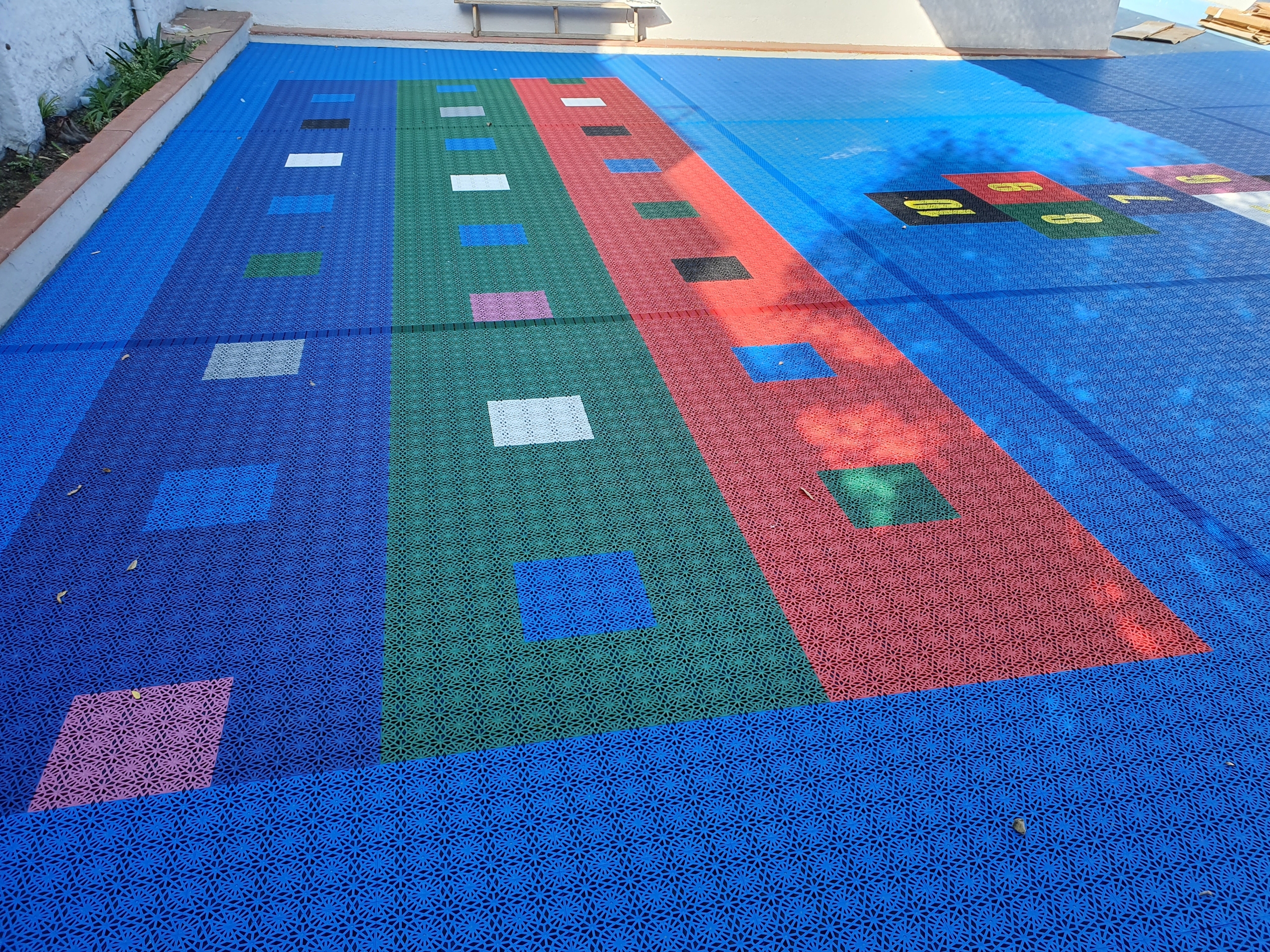 suelo colorido para patio escolar