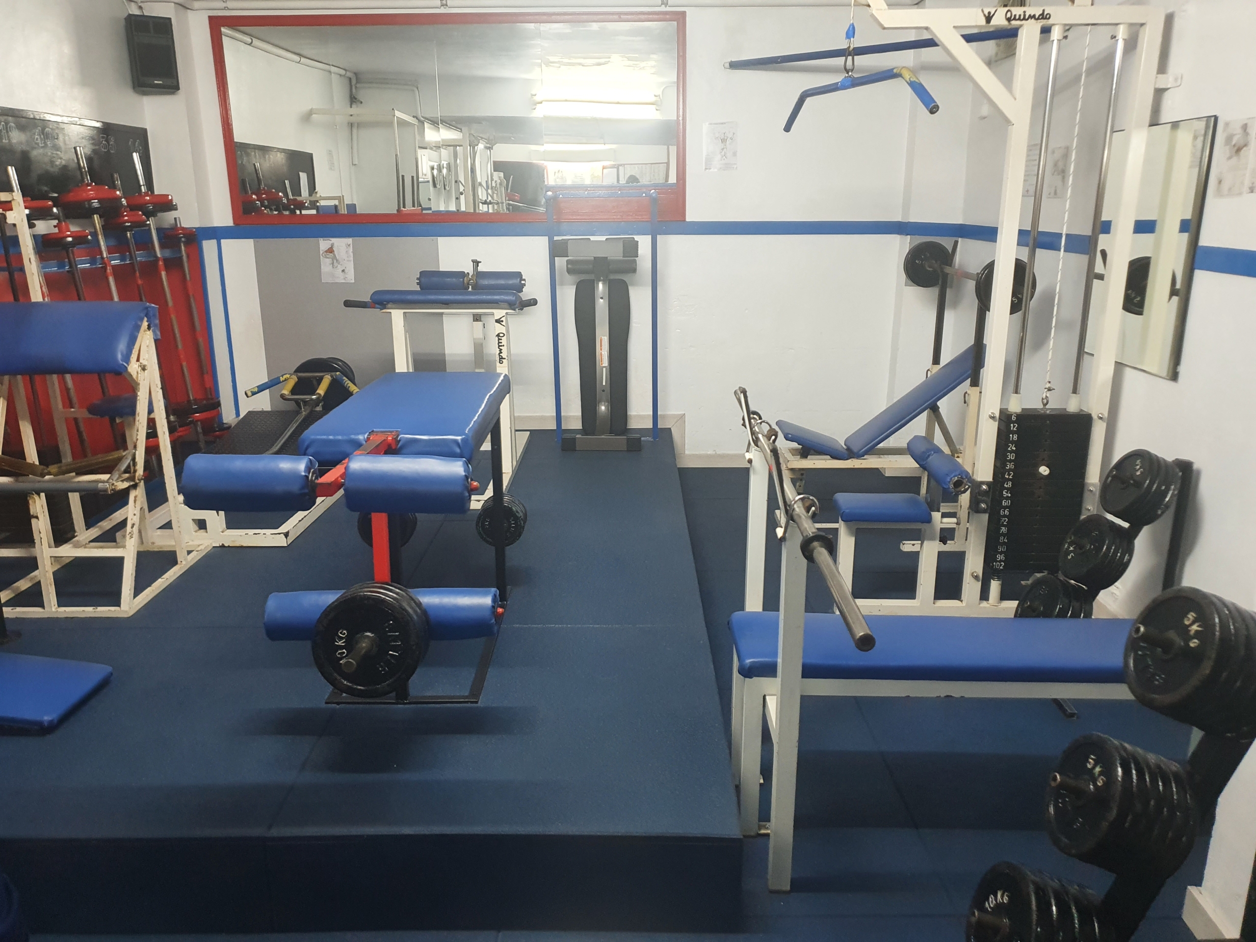 gimnasio con suelo antideslizante