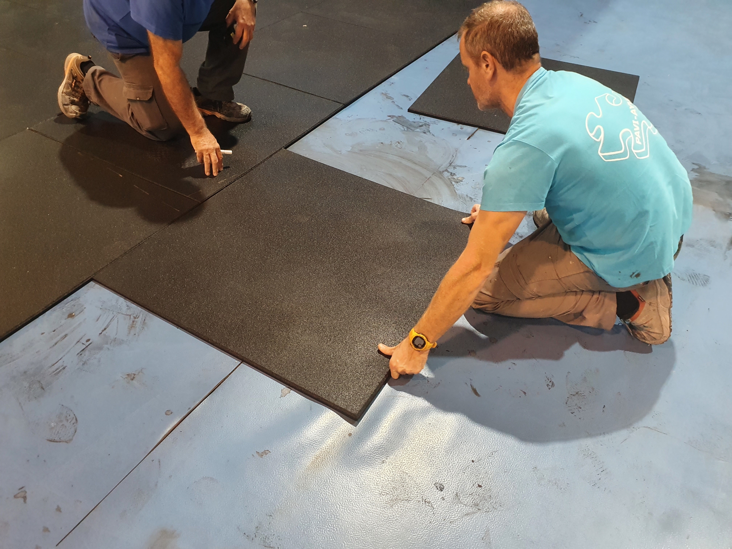 instalación suelo de caucho en un gimnasio