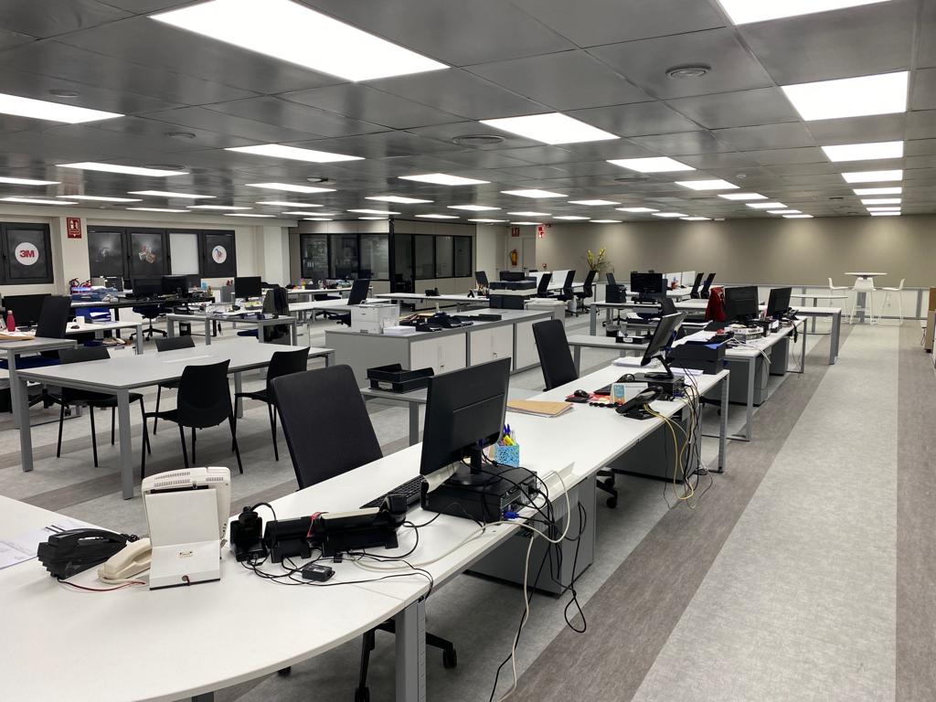 oficinas con suelo gris