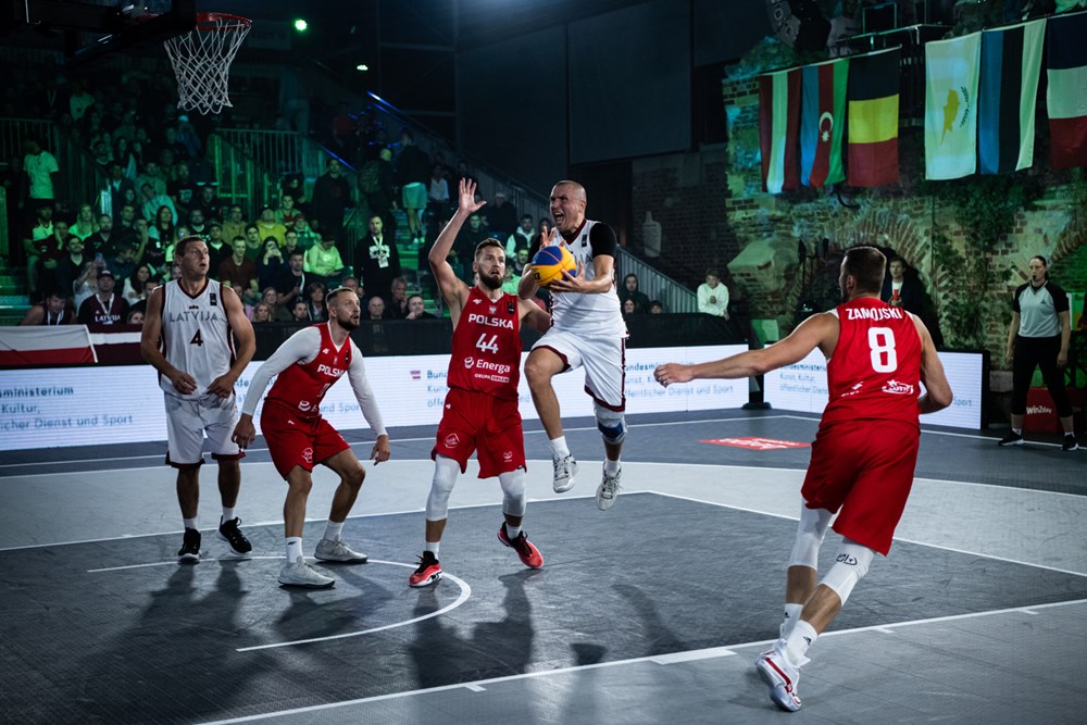 partido basket 3×3 en suelo modular losetas