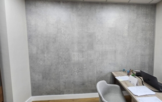 Office with rigid wall cladding in slabs